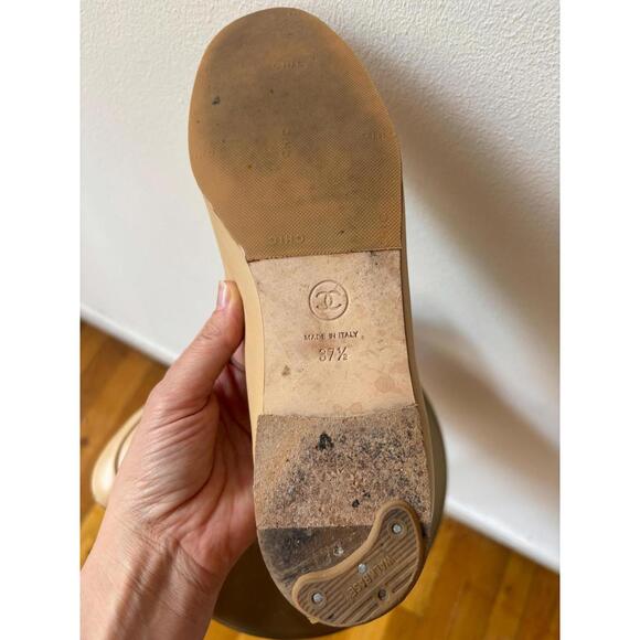 Chanel Tan Leather Gold & Pearl CC Loafers - Picture 3 of 6